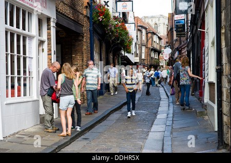 Shopping-Fans und Touristen zu Fuß in The Shambles mittelalterlichen Viertel in der Innenstadt von York North Yorkshire England UK Stockfoto