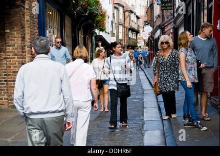 Shopping-Fans und Touristen zu Fuß in The Shambles mittelalterlichen Viertel in der Innenstadt von York North Yorkshire England UK Stockfoto