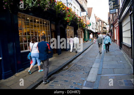 Shopping-Fans und Touristen zu Fuß in The Shambles mittelalterlichen Viertel in der Innenstadt von York North Yorkshire England UK Stockfoto