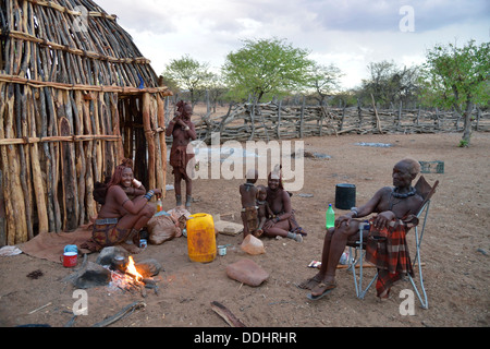 Chief Hikuminue Kapika, Chef der namibischen Himba, mit seiner Familie am Feuer in seinem Kral Stockfoto