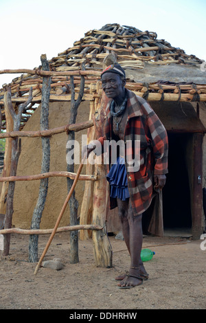 Chief Hikuminue Kapika, Chef der namibischen Himba vor seiner Hütte Stockfoto