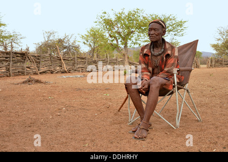 Chief Hikuminue Kapika, Chef der namibischen Himba, in seinem Kral Stockfoto