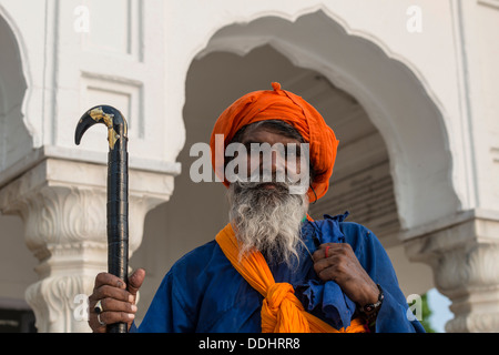 Porträt einer Nihang, ein Mitglied einer bewaffneten Sikh Bestellung tragen traditionelle Kleidung am Harmandir Sahib oder Golden Temple Stockfoto