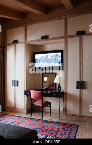 Swiss Chalet mit Interieur entworfen von Tino Zervudachi, Gstaad Stockfoto