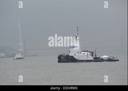 Boote auf dem Hudson River, mit der George-Washington-Brücke im Hintergrund. Stockfoto