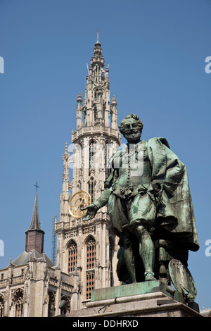 Statue von Rubens am Groenplaats-Platz und der Turm von der Onze-Lieve-Vrouwekathedraal in Antwerpen Stockfoto