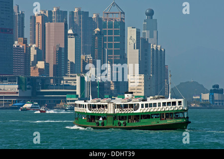 Eine Fähre der Reederei "Star Ferry" kreuzt das Becken des Victoria Harbour Stockfoto