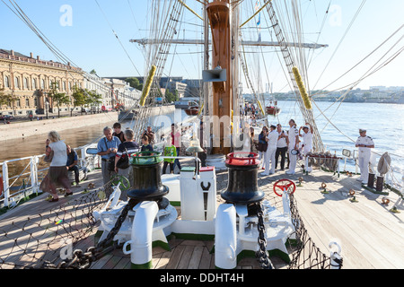 Besucher sind auf dem Deck des mexikanischen Segler "Cvavatemoc" am 26. Juli 2013 in Sankt-Petersburg, Russland. ARM-Cuauhtemoc Stockfoto