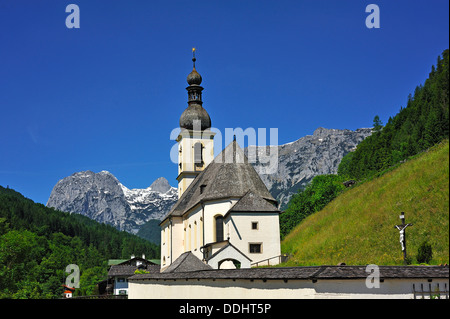 Pfarrkirche St. Sebastian, gebaut im Jahre 1512, vor den Reiter Alpen Stockfoto