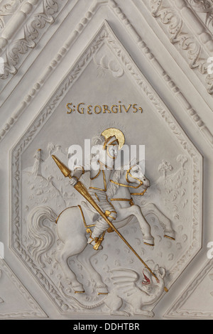 St. George slaying einen Drachen, Stuck Relief, Frühbarock, Kirche von St. Andreas Stockfoto