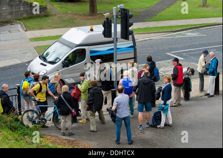 Touristen in offiziellen Reisegruppe warten, überqueren die Straße an der Ampel auf Straße in der Stadt York North Yorkshire England UK Stockfoto