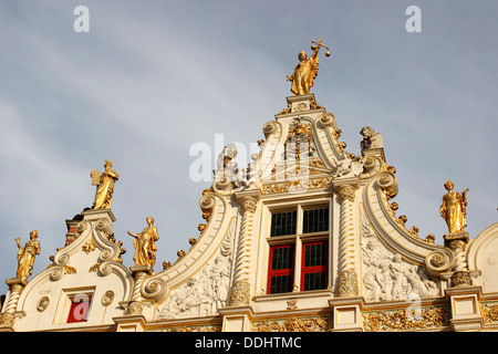 Vergoldete Statuen auf dem Justizpalast oder Gerechsthof Stockfoto