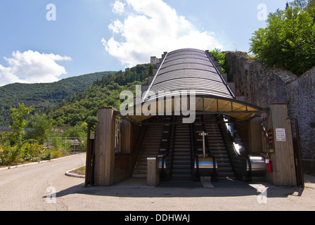neu installierte Rolltreppen im Vorfeld der mittelalterlichen Stadt Spoleto in Umbrien Stockfoto