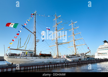 Mexikanische Schiff sind "Cvavatemoc" auf englischen Pier von Sankt-Petersburg, Russland. Stockfoto