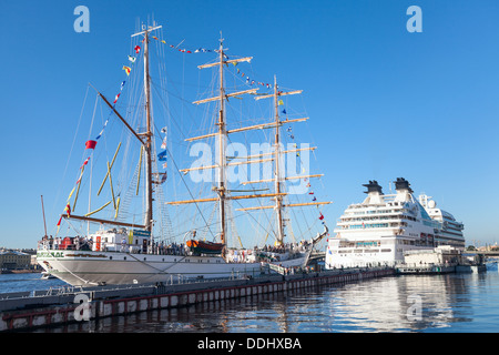 Mexikanische Marine-Schiff "Cvavatemoc" sind auf englischen Pier von Sankt-Petersburg, Russland. Stockfoto