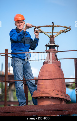 Leitende Arbeiter drehen riesige Nadelverschluss werkseitig Stockfoto