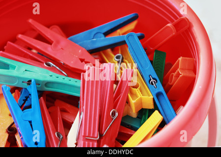 Bunte Kunststoff-Wäscheklammern im Eimer Stockfoto