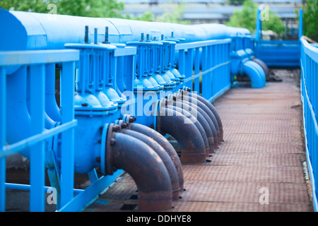 Viele blaue Gas-Pipelines mit Stop-Absperrschieber Industrieanlage Stockfoto