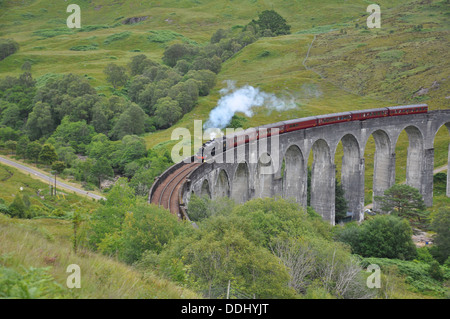 Jacobite Dampfzug auf dem Glenfinnan-Viadukt in der Nähe von Loch Shiel im westlichen Schottland Stockfoto