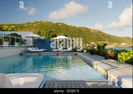 Swimmingpool im Freien mit Holzterrasse und Blick aufs Flamands Bay Stockfoto