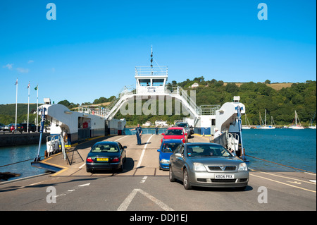 Autofähre auf dem Fluss an der Dartmouth, Devon, England, UK. Kingswear obere Fähre. Stockfoto