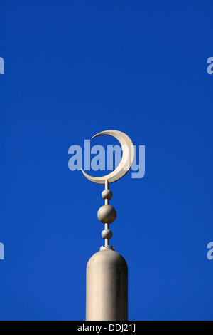 Mondsichel-Symbol oben auf der East London Mosque, Whitechapel Road, East London. Stockfoto