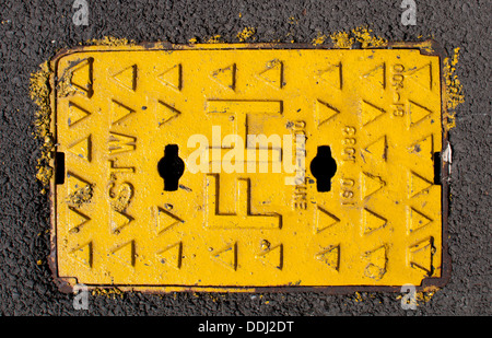 Severn Trent Water Hydranten Abdeckung, UK gelb Stockfoto