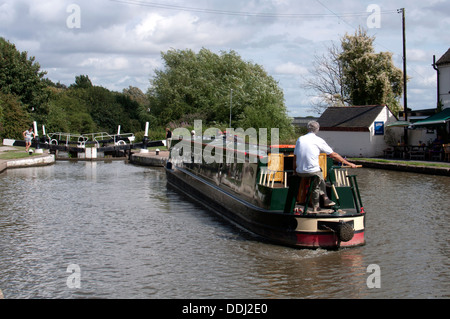 Narrowboat nähert sich Warwick Top Lock (Cape Top Lock), Grand Union Canal, Warwickshire, Großbritannien Stockfoto