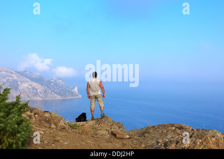 Reisender schaut die schöne Seenlandschaft der Krim von der Spitze des Berges, Berges Karaul-Oba, Sudak, Krim, Ukraine Stockfoto