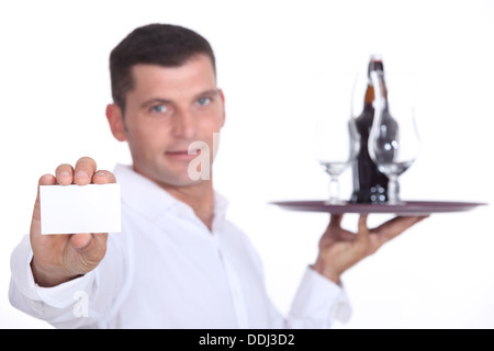 Kellner mit Tablett und Visitenkarte Stockfoto