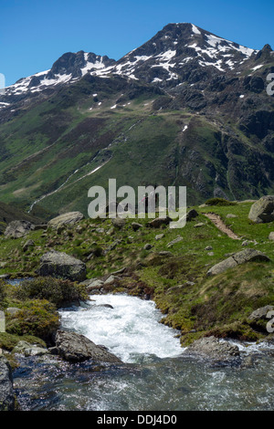 Wanderer durch Strom auf Bergpfad, Hochsommer, Pyrenäen, Berge, Ariege, Vallee de l'Anston Stockfoto