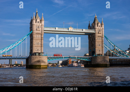 Tower Bridge mit roten Londoner bus Stockfoto