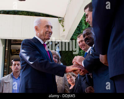 Jerusalem, Israel. 03rd September 2013. Präsident des Staates Israel, SHIMON PERES, schüttelt die Hand von DAN SHAPIRO, Botschafter der Vereinigten Staaten, Israel, im Rahmen eines Empfangs für das jüdische Neujahr, hosted by Peres in der Präsidenten-Residenz für ausländische Botschafter in Israel. Jerusalem, Israel. 3. September 2013.  Präsident des Staates Israel, Shimon Peres, lud zu einem Empfang und einen Toast zum jüdischen Neujahr mit den ausländischen Botschaftern in Israel aufgewachsen. Peres geliefert Bemerkungen Adressierung die Spannung in Syrien, Friedensverhandlungen und andere Themen. Bildnachweis: Nir Alon/Alamy Live Ne Stockfoto