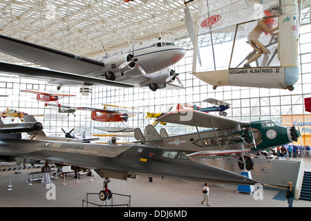 Museum der Flug in Seattle, Washington, USA. Die T.A. Wilson große Galerie mit mehr als 20 Full-size Flugzeug ausgesetzt. Stockfoto