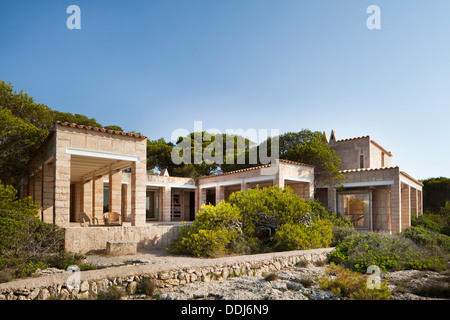 Kann Lis, Mallorca, Spanien. Architekt: Utzon, Jorn, 1971. Haus und Hof mit Blick auf Meer. Stockfoto