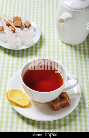 Tasse mit Tee und Zitrone auf hölzernen Hintergrund Stockfoto