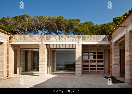 Kann Lis, Mallorca, Spanien. Architekt: Utzon, Jorn, 1971. Haupt-Innenhof-Terrasse. Stockfoto