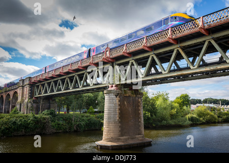 Worcester-Viadukt über den Fluss Severn mit Personenzug kreuzen, Worcester, England Stockfoto