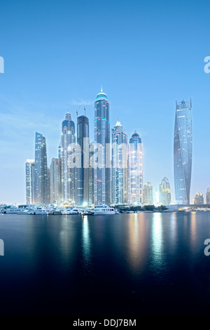 Abends Blick auf Hochhäuser im Marina District von Dubai Vereinigte Arabische Emirate Stockfoto