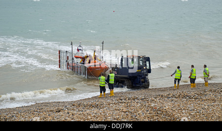 Walmer Rettungsboot üben eine Strand-Erholung Stockfoto