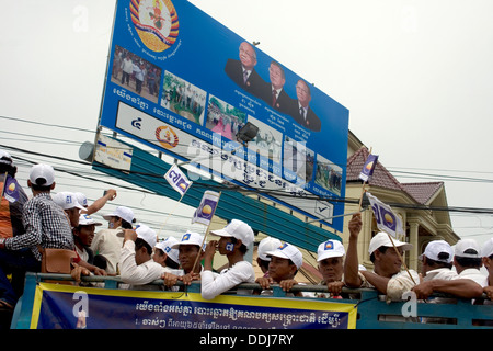 Männer sind Wimpel schwenkte, während Reiten in einem Lastwagen während einer Kundgebung für die gegnerischen CNRP unter der Leitung von Sam Rainsy in Kampong Cham, Kambodscha Stockfoto