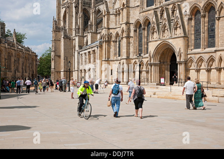 Leute, die am südlichen Querschiff entlang der piazza und dem Radweg laufen Von York Minster im Sommer York North Yorkshire England Großbritannien Vereinigtes Königreich GB Großbritannien Stockfoto