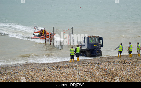 Walmer Rettungsboot üben eine Strand-Erholung Stockfoto