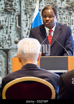 Jerusalem, Israel. 03rd September 2013. Botschafter von Kamerun nach Israel, HENRI ETOUNDI internationaler, Doyen des diplomatischen Korps, Adressen Botschafter im Rahmen eines Empfangs für das jüdische Neujahr, hosted by Peres in der Präsidenten-Residenz für das diplomatische Corps. Jerusalem, Israel. 3. September 2013.  Präsident des Staates Israel, Shimon Peres, lud zu einem Empfang und einen Toast zum jüdischen Neujahr mit den ausländischen Botschaftern in Israel aufgewachsen. Peres geliefert Bemerkungen Adressierung die Spannung in Syrien, Friedensverhandlungen und andere Themen. Bildnachweis: Nir Alon/Alamy Live-Nachrichten Stockfoto