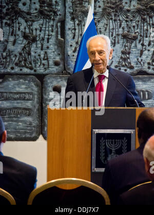 Jerusalem, Israel. 03rd September 2013. Präsident des Staates Israel, SHIMON PERES, liefert Hinweise auf die Spannung in Syrien, Friedensverhandlungen und andere Fragen im Rahmen eines Empfangs für das jüdische Neujahr, hosted by Peres in der Präsidenten-Residenz für das diplomatische Corps. Jerusalem, Israel. 3. September 2013.  Präsident des Staates Israel, Shimon Peres, lud zu einem Empfang und einen Toast zum jüdischen Neujahr mit den ausländischen Botschaftern in Israel aufgewachsen. Peres geliefert Bemerkungen Adressierung die Spannung in Syrien, Friedensverhandlungen und andere Themen. Bildnachweis: Nir Alon/Alamy Live-Nachrichten Stockfoto