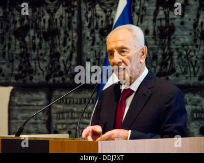 Jerusalem, Israel. 03rd September 2013. Präsident des Staates Israel, SHIMON PERES, liefert Hinweise auf die Spannung in Syrien, Friedensverhandlungen und andere Fragen im Rahmen eines Empfangs für das jüdische Neujahr, hosted by Peres in der Präsidenten-Residenz für das diplomatische Corps. Jerusalem, Israel. 3. September 2013.  Präsident des Staates Israel, Shimon Peres, lud zu einem Empfang und einen Toast zum jüdischen Neujahr mit den ausländischen Botschaftern in Israel aufgewachsen. Peres geliefert Bemerkungen Adressierung die Spannung in Syrien, Friedensverhandlungen und andere Themen. Bildnachweis: Nir Alon/Alamy Live-Nachrichten Stockfoto