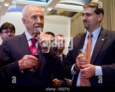 Jerusalem, Israel. 03rd September 2013. Präsident SHIMON PERES (L), Toast das jüdische Neujahr bei einem Empfang, den er in der Präsidenten-Residenz für das diplomatische Corps stehen neben Botschafter DAN SHAPIRO der USA (R) beherbergt. Jerusalem, Israel. 3. September 2013.  Präsident des Staates Israel, Shimon Peres, lud zu einem Empfang und einen Toast zum jüdischen Neujahr mit den ausländischen Botschaftern in Israel aufgewachsen. Peres geliefert Bemerkungen Adressierung die Spannung in Syrien, Friedensverhandlungen und andere Themen. Bildnachweis: Nir Alon/Alamy Live-Nachrichten Stockfoto