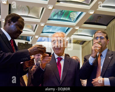 Jerusalem, Israel. 03rd September 2013. Präsident SHIMON PERES, Toast das jüdische Neujahr. Botschafter DAN SHAPIRO von der US-steht auf der rechten Seite und Botschafter von Kamerun nach Israel, HENRI ETOUNDI internationaler, Doyen des diplomatischen Korps, auf der linken Seite. Jerusalem, Israel. 3. September 2013.  Präsident des Staates Israel, Shimon Peres, lud zu einem Empfang und einen Toast zum jüdischen Neujahr mit den ausländischen Botschaftern in Israel aufgewachsen. Peres geliefert Bemerkungen Adressierung die Spannung in Syrien, Friedensverhandlungen und andere Themen. Bildnachweis: Nir Alon/Alamy Live-Nachrichten Stockfoto