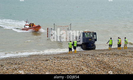 Walmer Rettungsboot üben eine Strand-Erholung Stockfoto