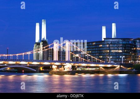 Chelsea Bridge und Battersea Power Station Nacht London UK Stockfoto